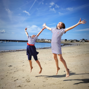 Vêtements esprit Mer : 2 enfants qui sautent sur une plage