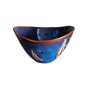 Coupelle creuse bleue avec voiliers